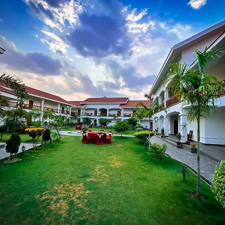Hotel Earth Light Sauraha Chitwan Eksteriør billede