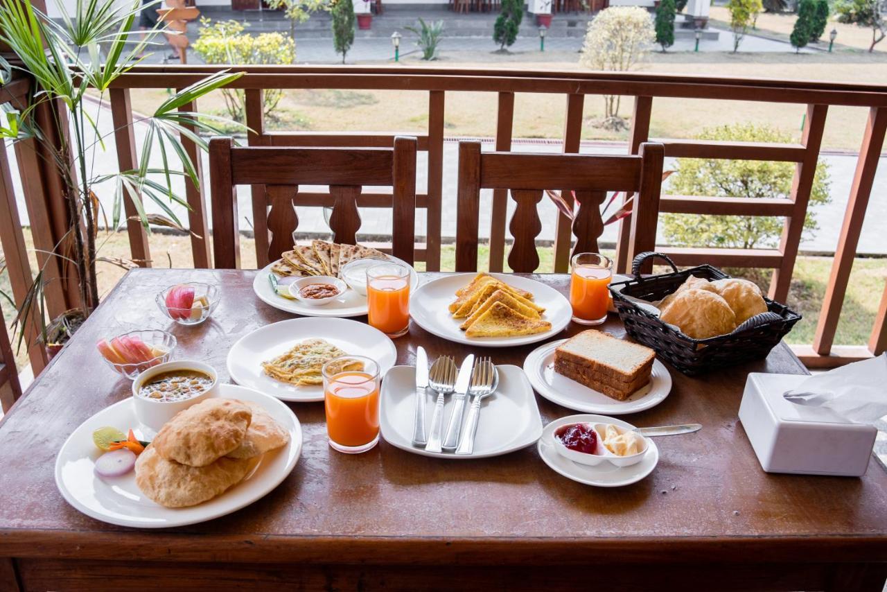 Hotel Earth Light Sauraha Chitwan Eksteriør billede