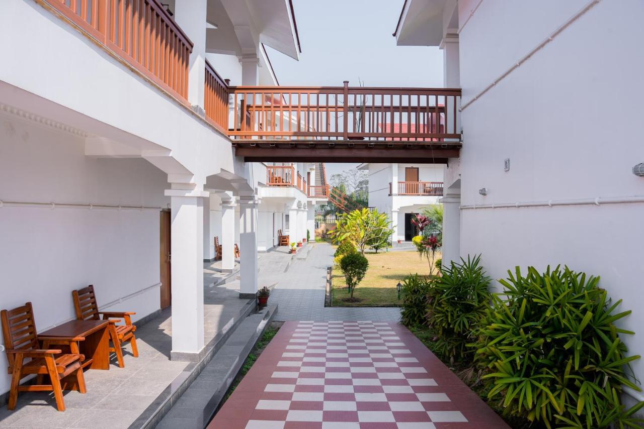 Hotel Earth Light Sauraha Chitwan Eksteriør billede