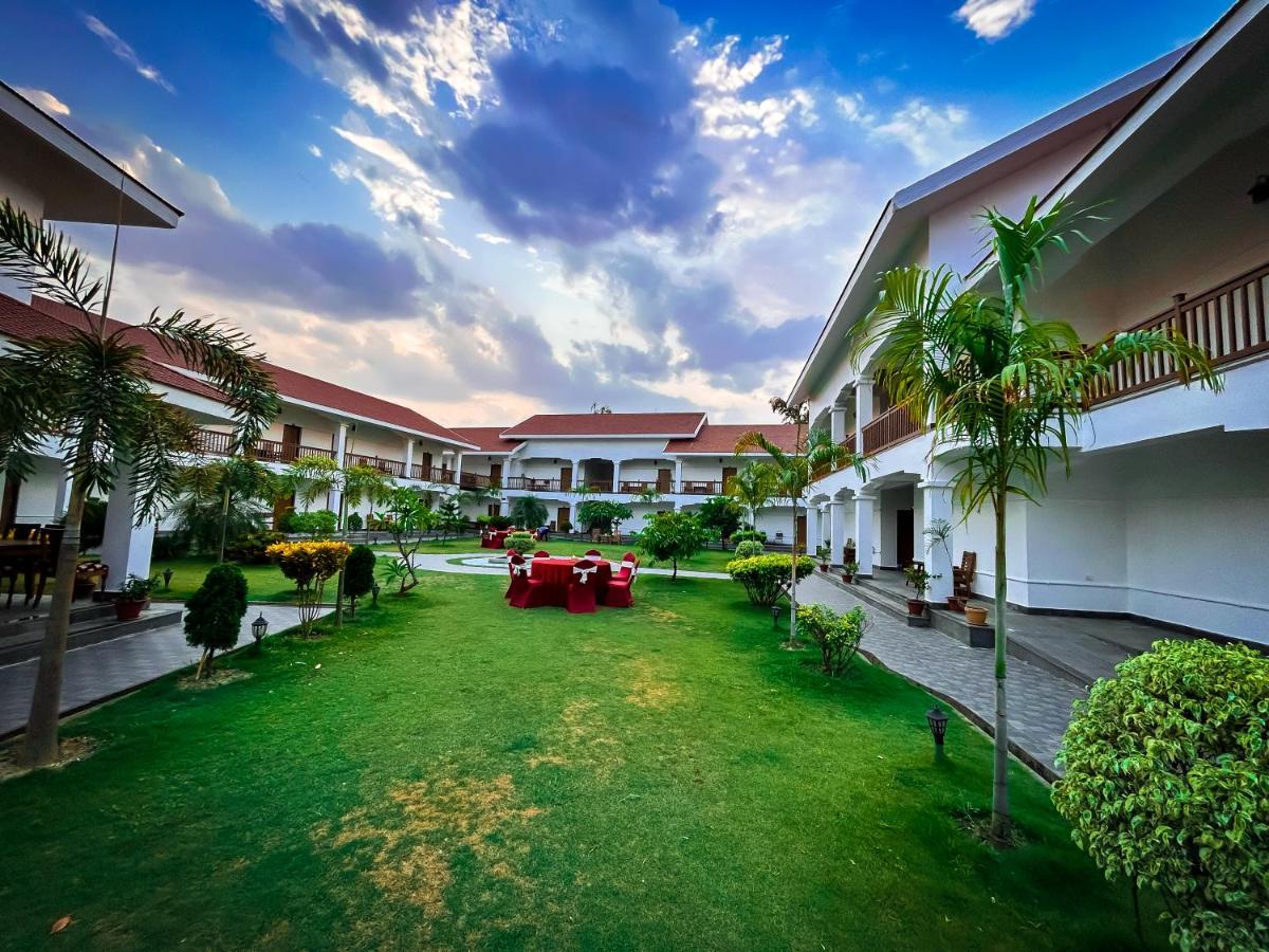 Hotel Earth Light Sauraha Chitwan Eksteriør billede