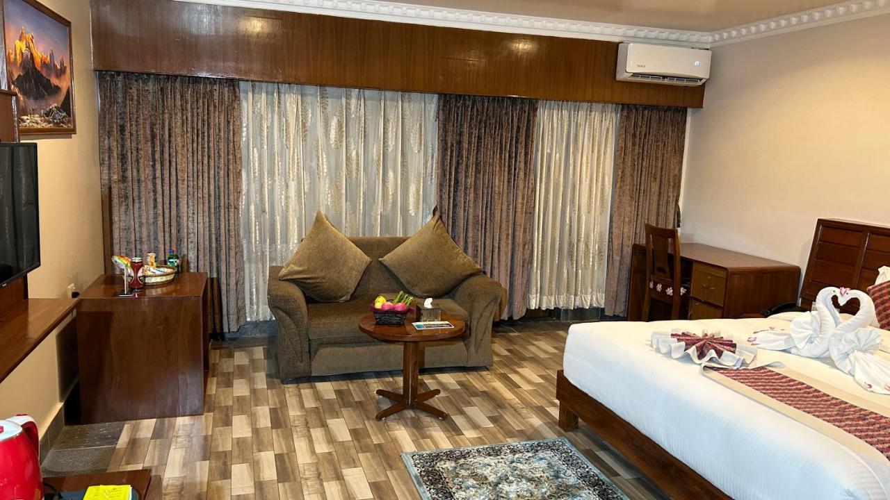 Hotel Earth Light Sauraha Chitwan Eksteriør billede