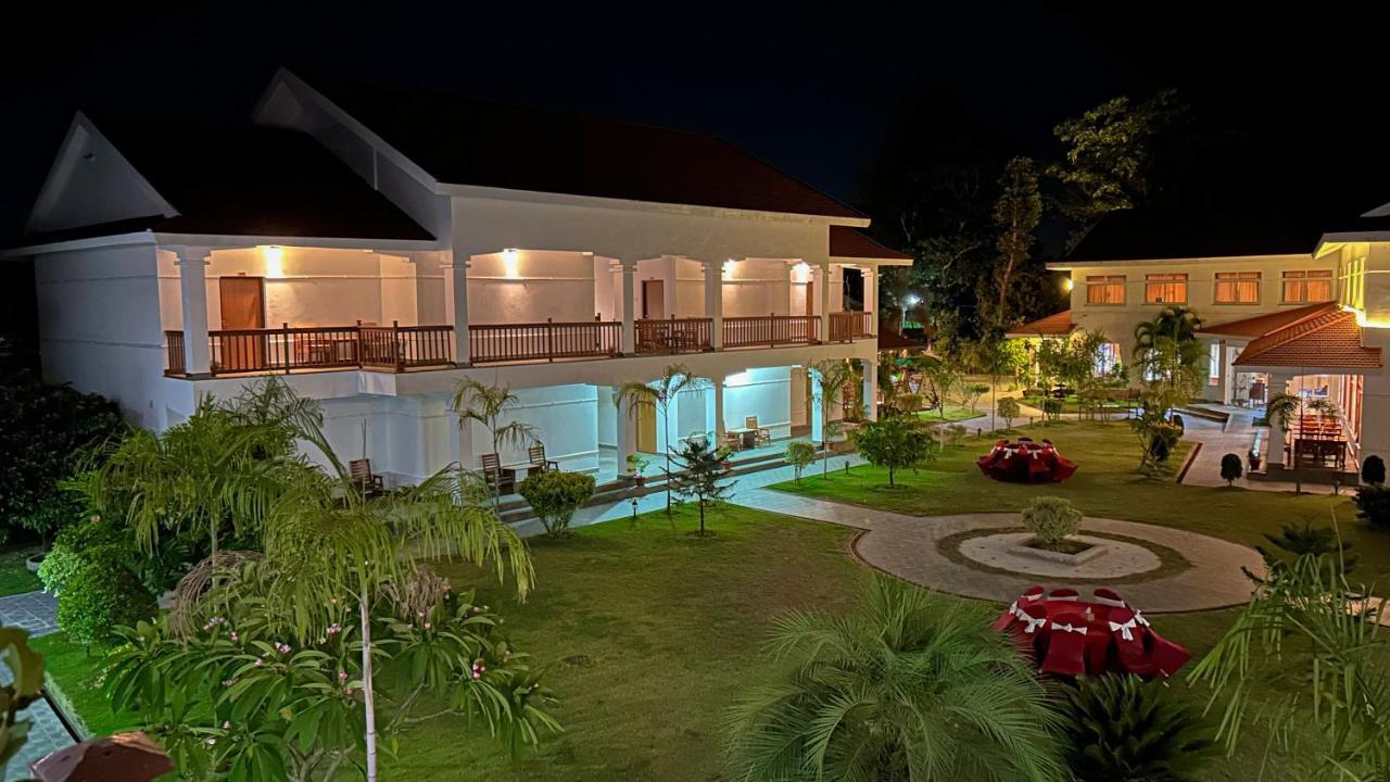 Hotel Earth Light Sauraha Chitwan Eksteriør billede