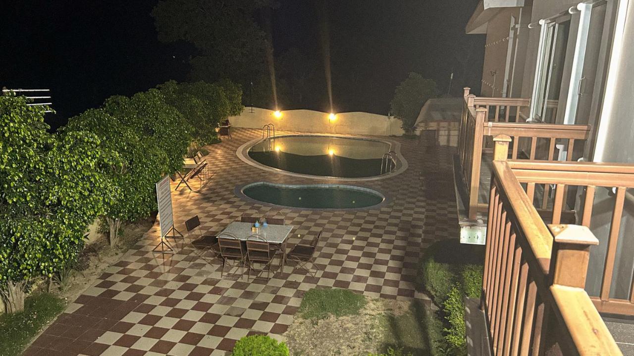 Hotel Earth Light Sauraha Chitwan Eksteriør billede