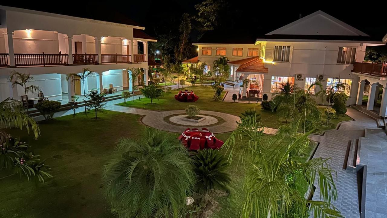 Hotel Earth Light Sauraha Chitwan Eksteriør billede