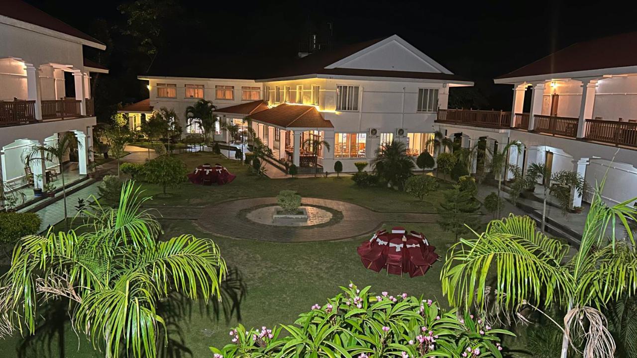 Hotel Earth Light Sauraha Chitwan Eksteriør billede