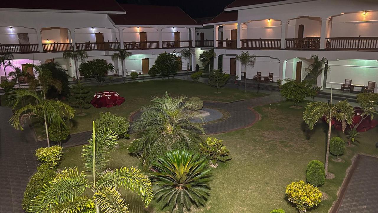Hotel Earth Light Sauraha Chitwan Eksteriør billede