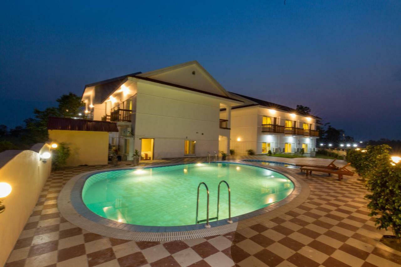 Hotel Earth Light Sauraha Chitwan Eksteriør billede